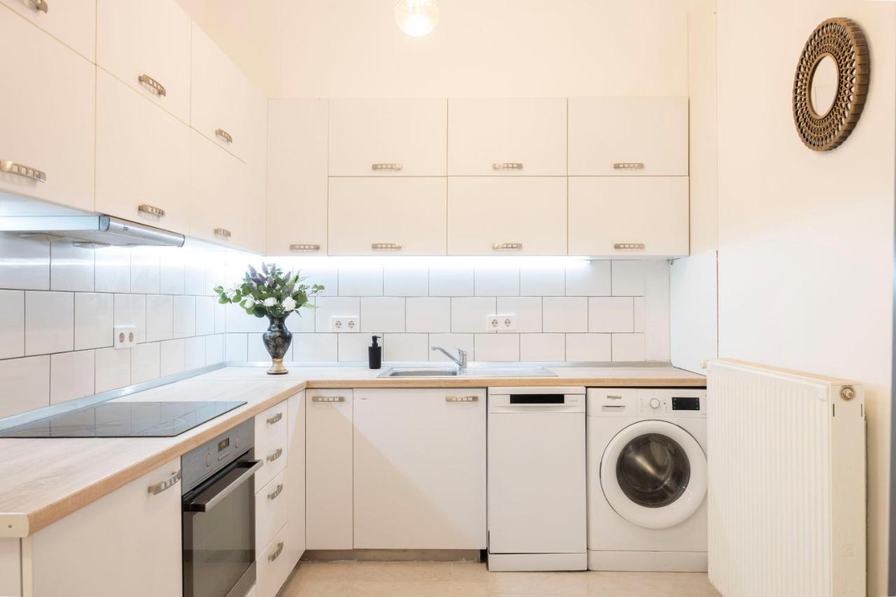 Luxurious Central Grand Home W/ 3Bedrm 2Bathrm Budapest Exteriör bild