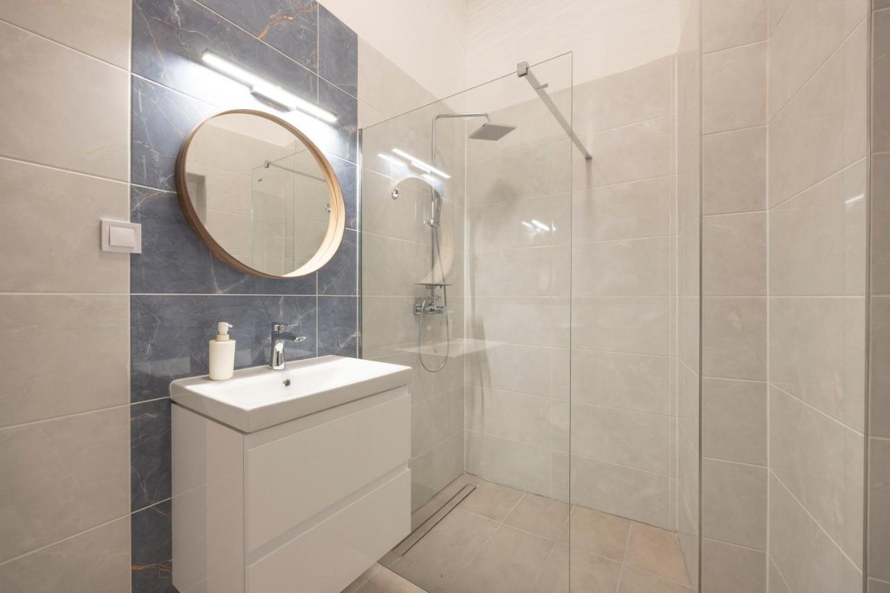 Luxurious Central Grand Home W/ 3Bedrm 2Bathrm Budapest Exteriör bild